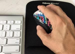 hand on mouse